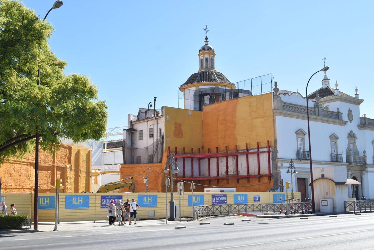Obras en los números 10 y 11 del Paseo de Colón, en Sevilla, para la construcción de apartamentos turísticos. Septiembre de 2025