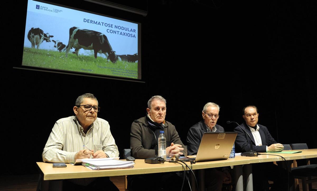 Participantes en la charla celebrada ayer en el Salón Teatro de Lalín. | BERNABÉ/JAVIER LALÍN
