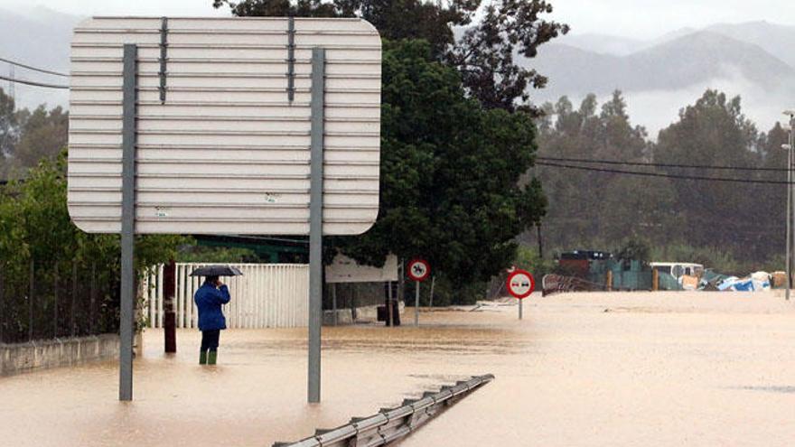 Las fuertes lluvias provocaron inundaciones en Cartama Estacion y en la pedania de Doña Ana.