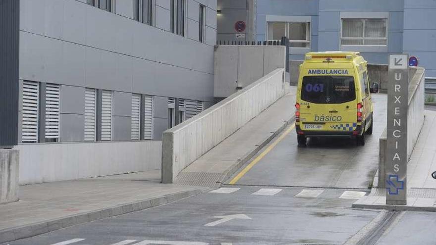 Una ambulancia entra en las instalaciones de Urgencias del Hospital de A Coruña.