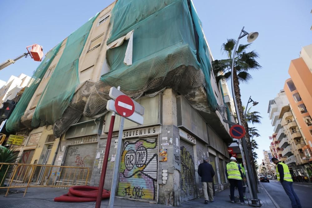 Comienzan las obras de demolición del edificio de la esquina de María Parodi con Ramón Gallud en Torrevieja