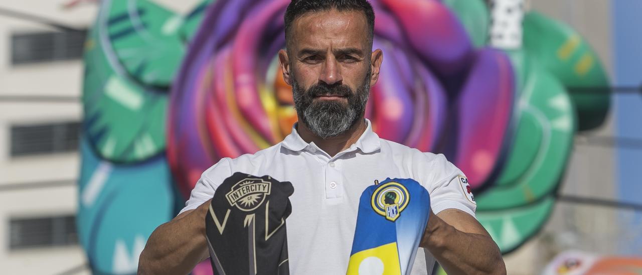 Paco Peña posa con las camisetas del Intercity y del Hércules delante de un monumento de Hogueras en 2019.