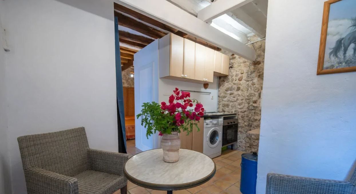 A la venta un edificio con dos apartamentos y negocio en Ibiza por 625.000 euros