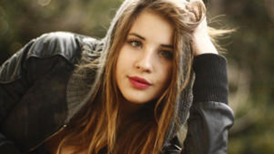 La joven cantante y actriz Lucía Gil