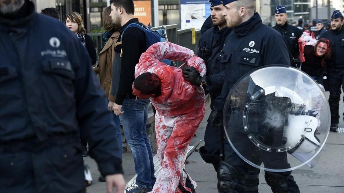 La policía desaloja un manifestante contra el CETA en Bruselas.