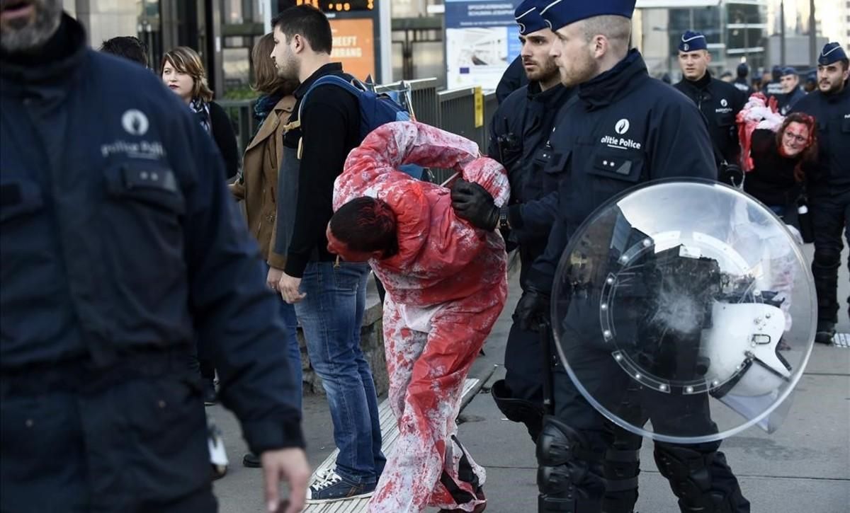 tfuentes36097183 police arrest a protestor wearing a protective suit covered 161030114904