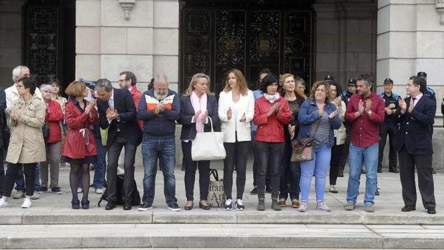 Miembros de la Corporación local, en el minuto de silencio.