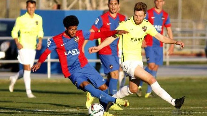 Una imagen del partido disputado ayer entre el Atlético Levante y Atlético Baleares.