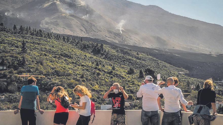 Un grupo de turistas observa el volcán Tajogaite. | | ANDRÉS GUTIÉRREZ