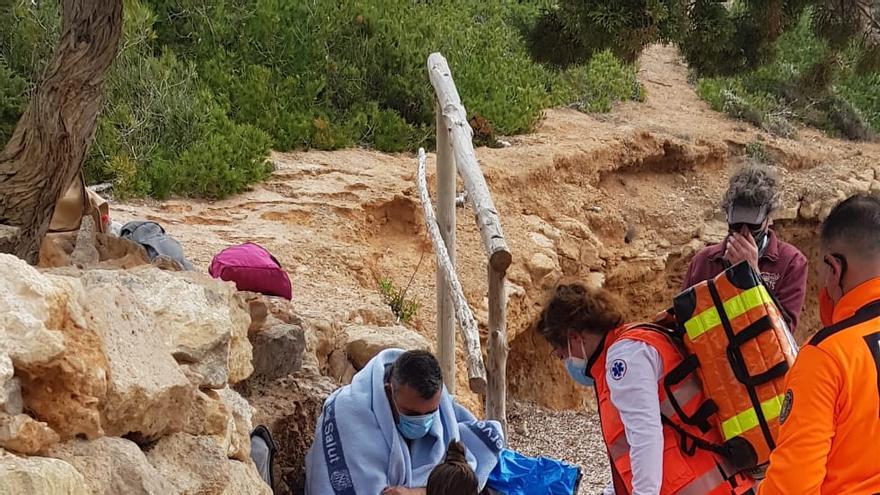 Un policía rescata a un pescador herido en Ibiza