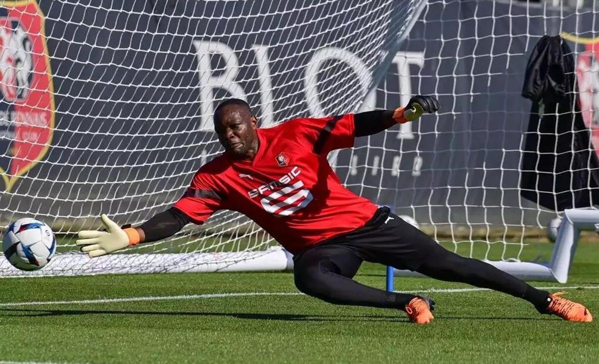 El experimentadísimo portero como es Steve Mandanda comanda la portería del Rennes.