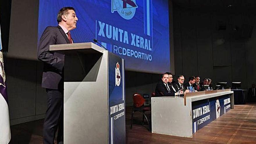 El presidente deportivista, Fernando Vidal, interviene durante la junta del mes de enero.