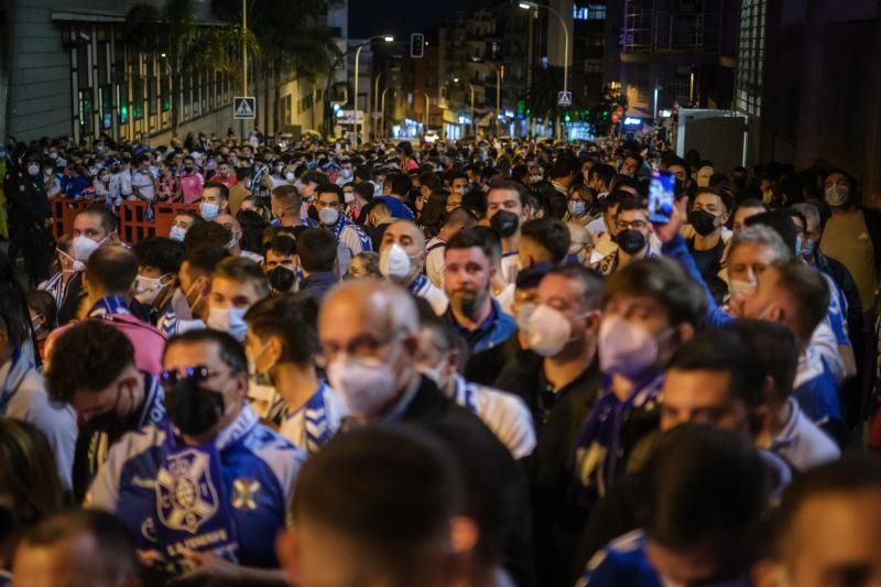 Derbi canario: La UD Las Palmas es recibida por los aficionados del CD Tenerife