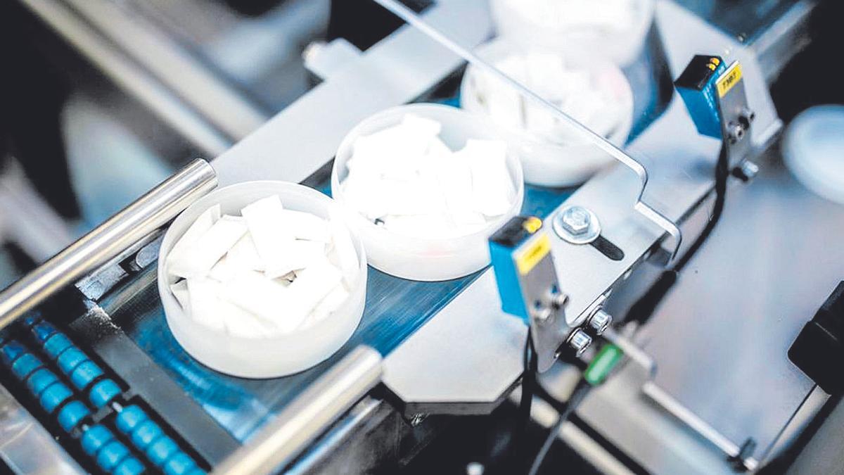 Una máquina de producción y envasado de 'snus', bolsas de nicotina.