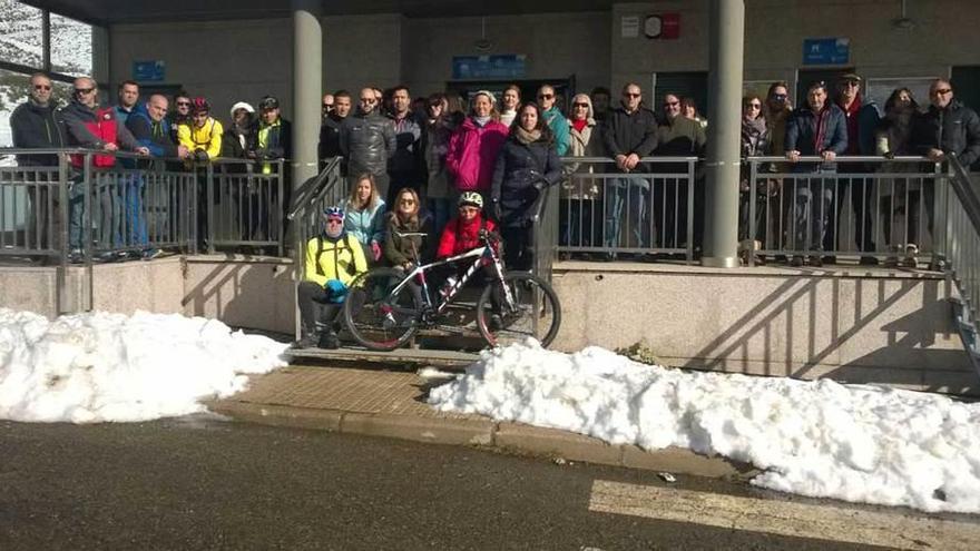 Miembros de la asociación Asil ante las oficinas de la estación de esquí de Leitariegos.