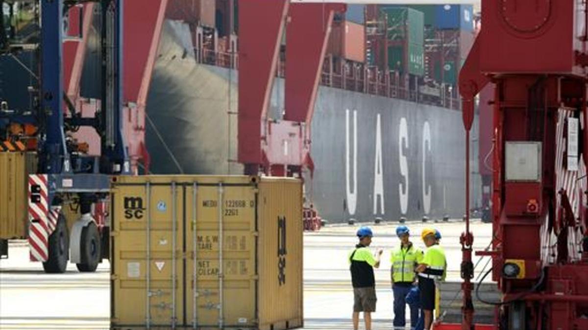 Estibadores en la terminal de contenedores en el muelle de Barcelona.