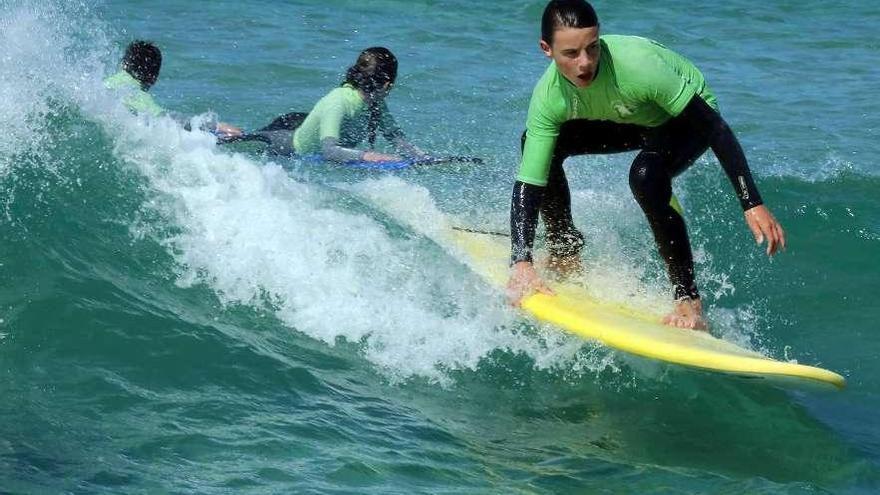 La ausencia de olas mantiene bloqueado el campeonato mundial de surf