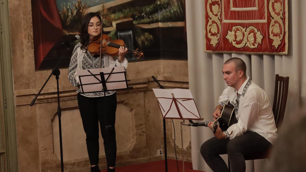 Noemi Negoi y Laurentiu Calin interpretan la Balada de Ciprian Porumbescu