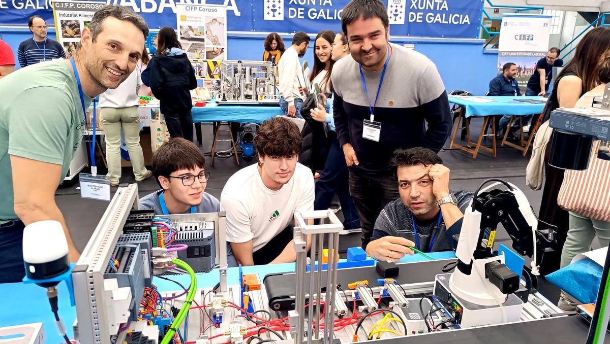 Alumnos de Bachillerato con profesores de robótica de lES Fernando Blanco de Cee.
