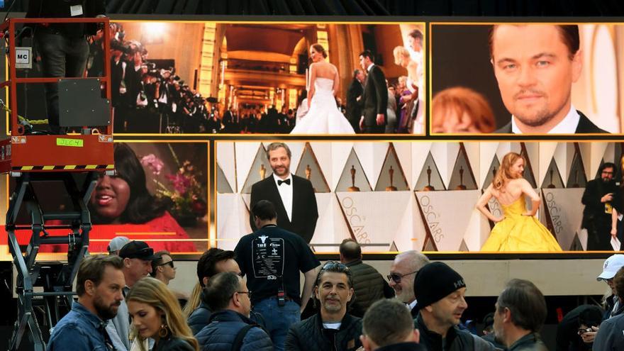 Los operarios ultiman los detalles para los Premios Oscars 2018