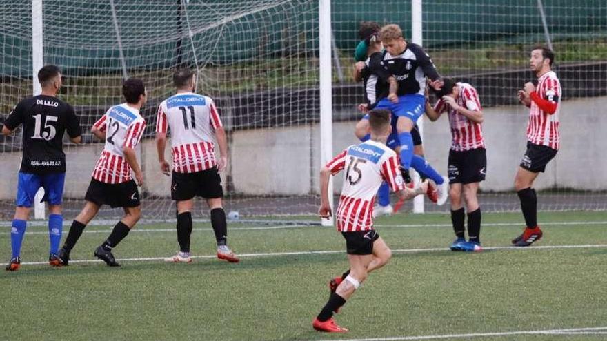 Una acción del Siero-Avilés disputado ayer en El Bayu.