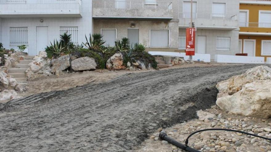 Costas avisa a los vecinos de les Deveses de que verterá en la playa arena «negra»