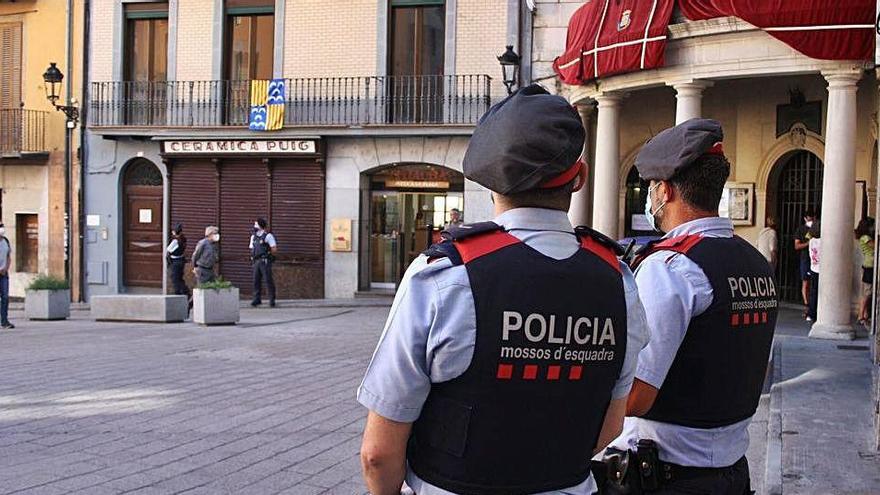 Agents dels Mossos d&#039;Esquadra, ahir a les 7 de la tarda a la plaça de Sant Pere