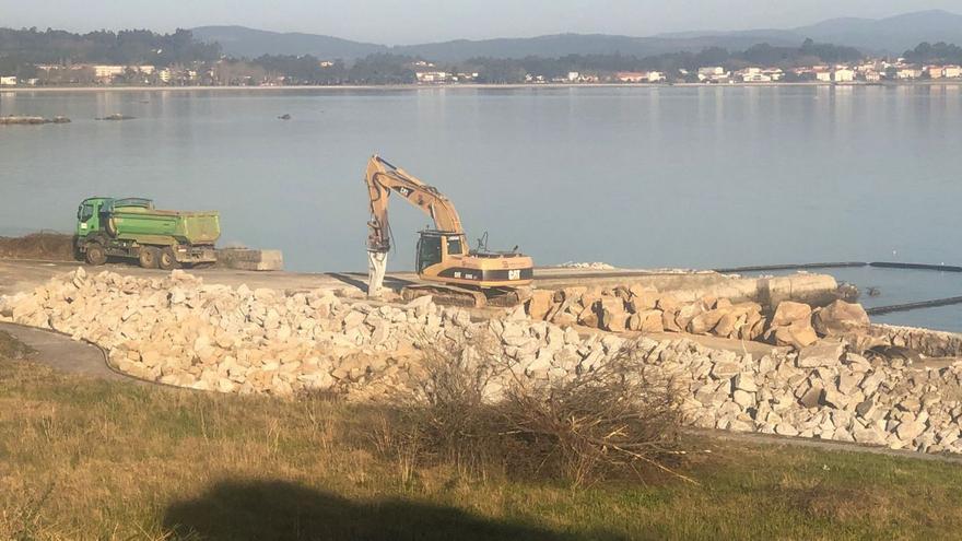 Una perforadora demoliendo la explanada de la antigua conservera para recuperar la playa anulada cuando se construyó en 1908. fotos: suso souto