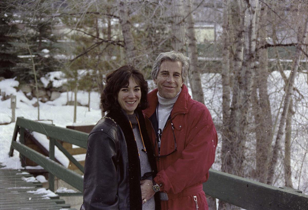 Ghislaine Maxwell y Jeffrey Epstein en una imagen difundida durante el juicio