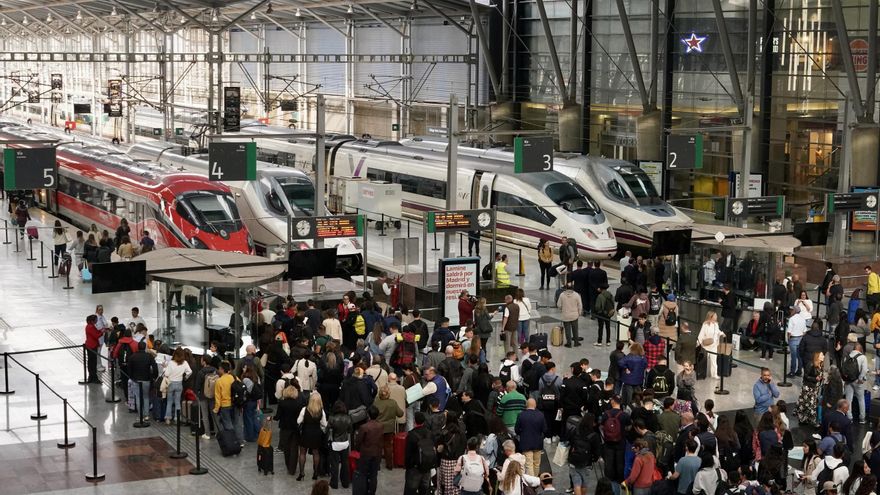 Archivo - Pasajeros en la estación de Málaga María Zambrano esperando un tren tras el robo de cobre que afectó a línea