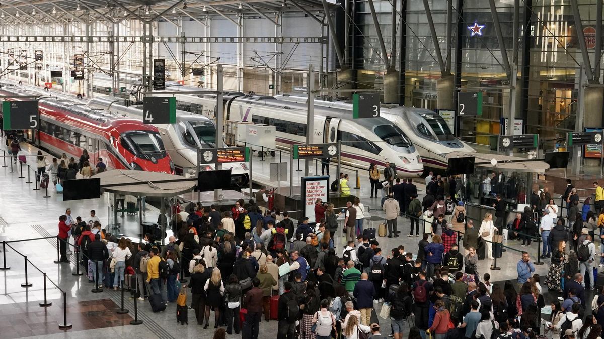 Archivo - Pasajeros en la estación de Málaga María Zambrano esperando un tren tras el robo de cobre que afectó a línea