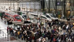 Archivo - Pasajeros en la estación de Málaga María Zambrano esperando un tren tras el robo de cobre que afectó a línea