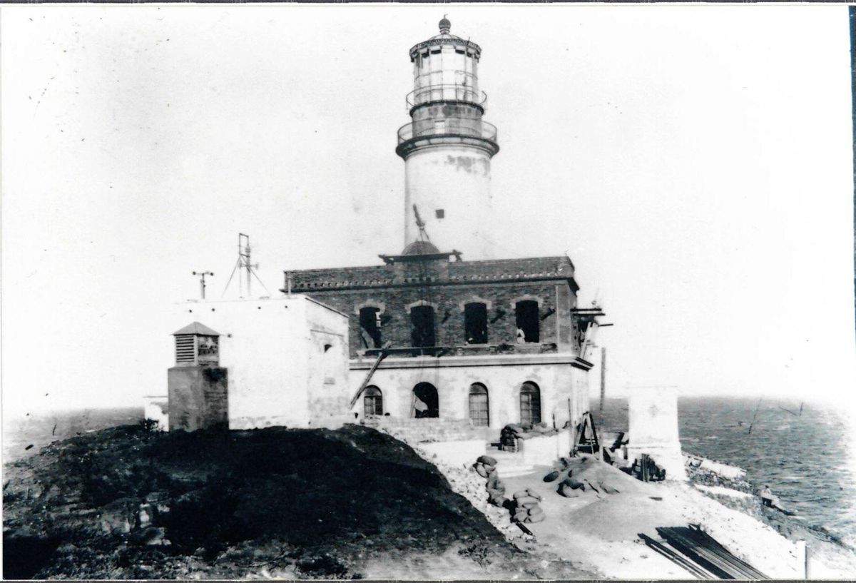 Imagen del primer faro en las Islas Columbretes