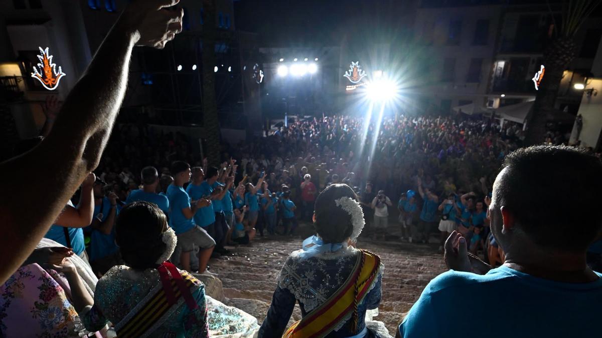 La Nucía da inicio a sus fiestas con una multitudinaria Entrà de Penyes y más de 1.200 festeros