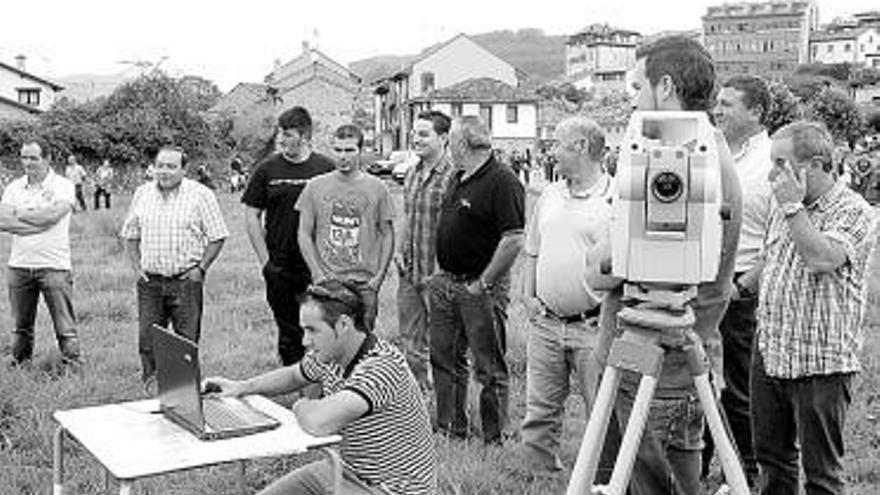 El topógrafo Javier Egüen García inspecciona los preparativos; a la derecha, el burro «Ringo», pastando en la Caleyona.