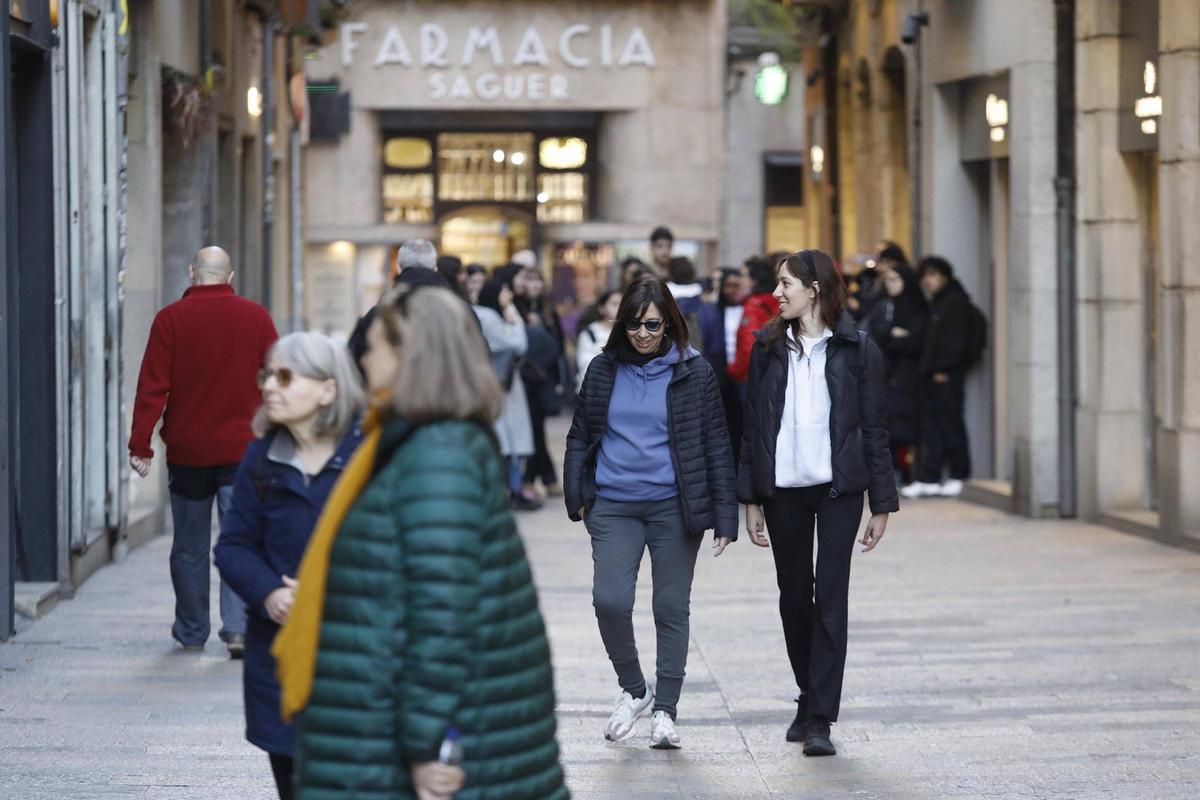 Un grup de persones al carrer de l'Argenteria.