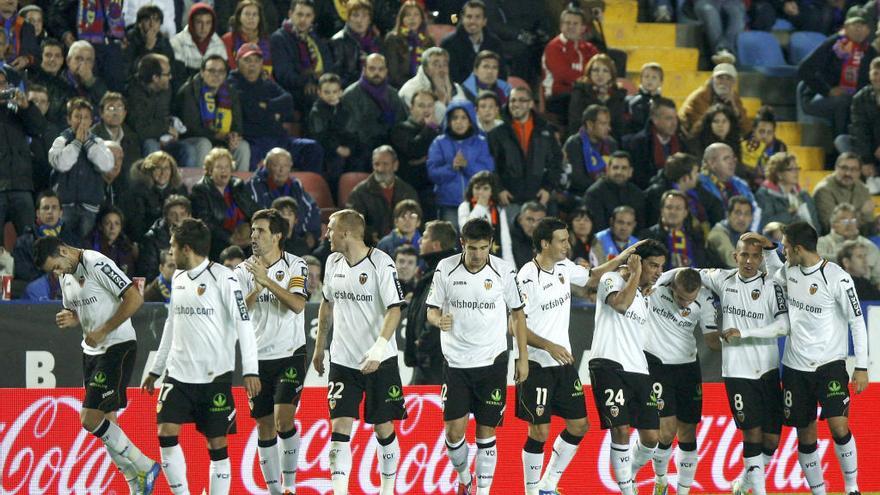 Los futbolistas del Valencia CF celebran el gol de Tino Costa, en el Ciutat de València, en noviembre de 2011.