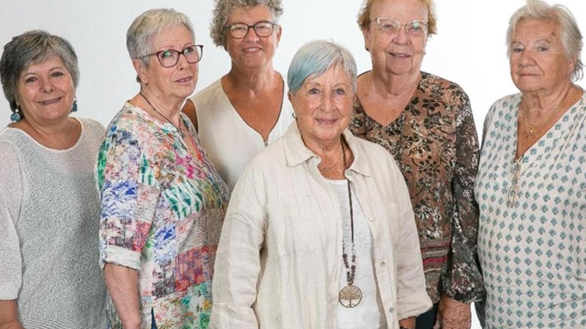 Mujeres mayores posan para el especial del 8-M todo el año de EL PERIÓDICO