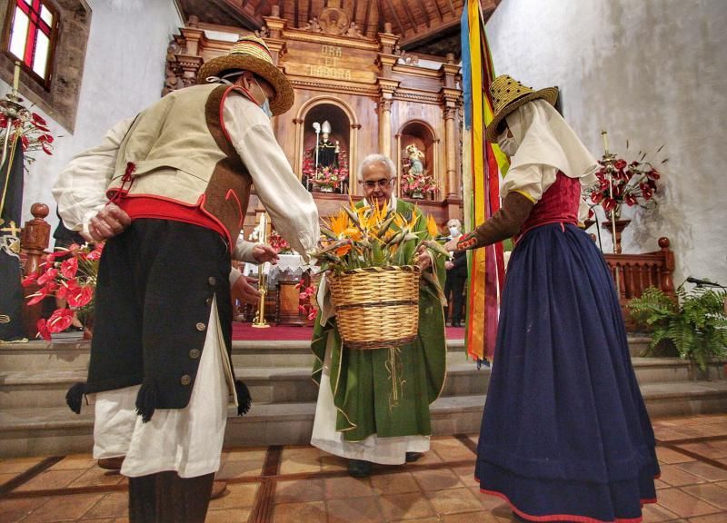 Ofrenda floral en honor a San Benito en el día que se hubiera celebrado la romería. Los balcones estarán engalanados. 12/07/20  | 12/07/2020 | Fotógrafo: María Pisaca Gámez