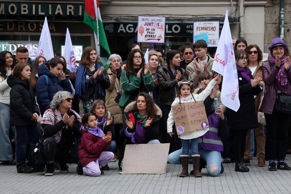 El 8 de marzo, Día Internacional de la Mujer, se celebró en Pontevedra con la participación de miles de personas y dos manifestaciones.