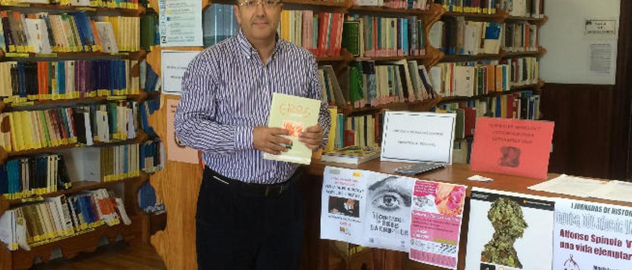 Andrés Martín Duque, en la biblioteca universitaria y municipal de la UNED, en el antiguo parador de turismo de Arrecife.