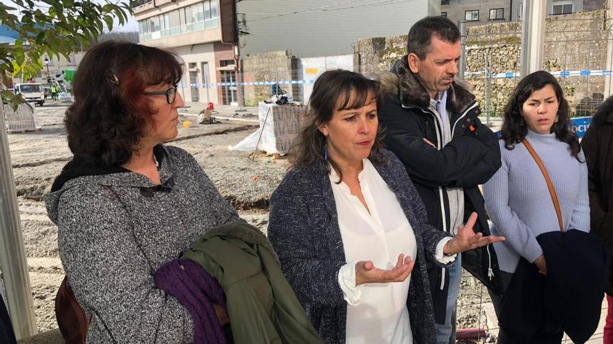 La eurodiputada Ana Miranda, junto a integrantes del BNG de A Estrada, con la obra de la alameda de fondo.