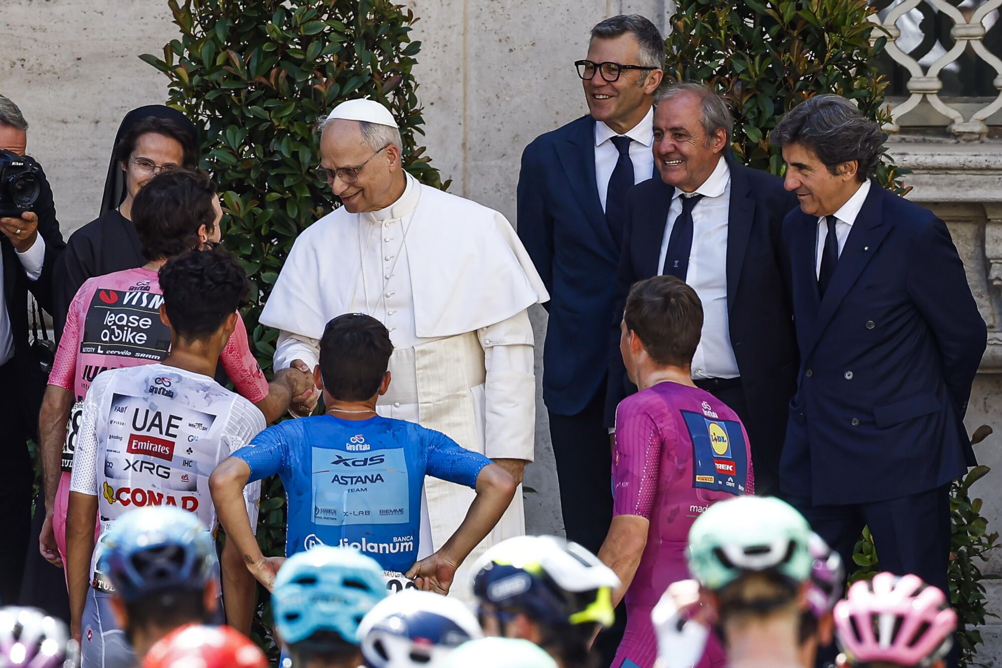 Vatican City (Vatican City State (Holy See)), 01/06/2025.- Pope Leo XIV greets cyclists competing in the 21st and final stage of the Giro d'Italia cycling race over 141km from the Vatican to Rome, 01 June 2025. (Papa, Ciclismo, Roma) EFE/EPA/ANGELO CARCONI