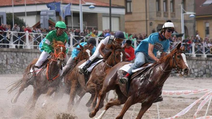 Una edición anterior de la carrera de caballos en la playa de Santa Marina, en Ribadesella. | lne