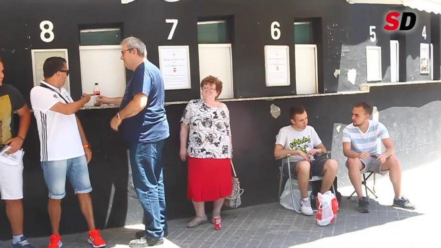 La afición hace cola para comprar las entradas del Murcia - Mestalla