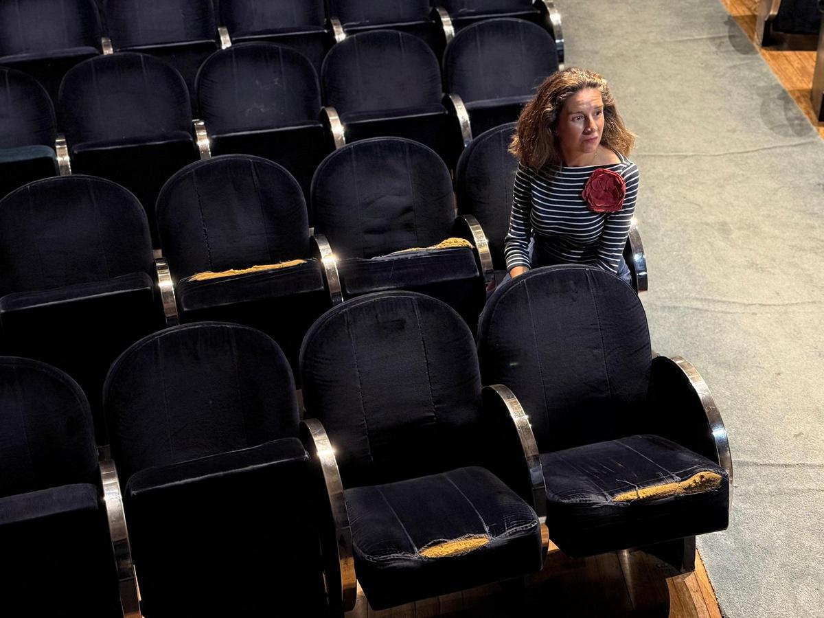 La concejala del PP Silvia Junco, en la zona de butacas del Teatro Principal.