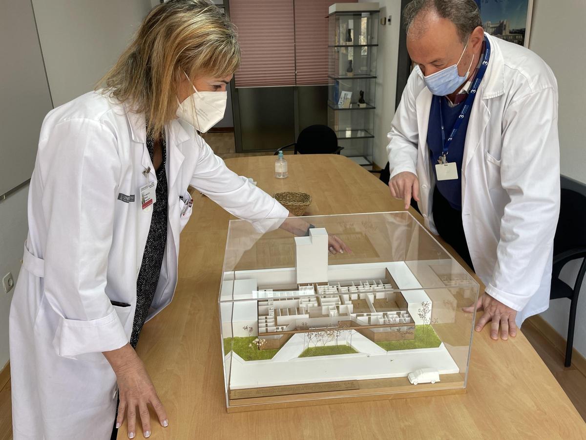 La gerente del centro hospitalario y el ingeniero jefe, con la maqueta de cómo quedará la nueva zona de Urgencias