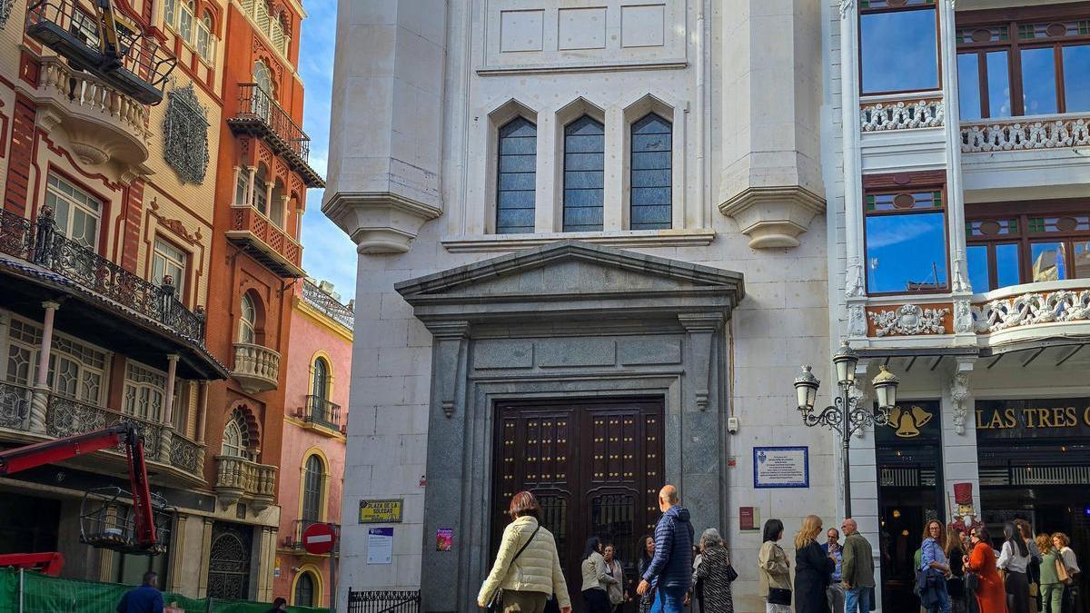 Puerta principal de la ermita de la Virgen de la Soledad de Badajoz, que hay que reparar.
