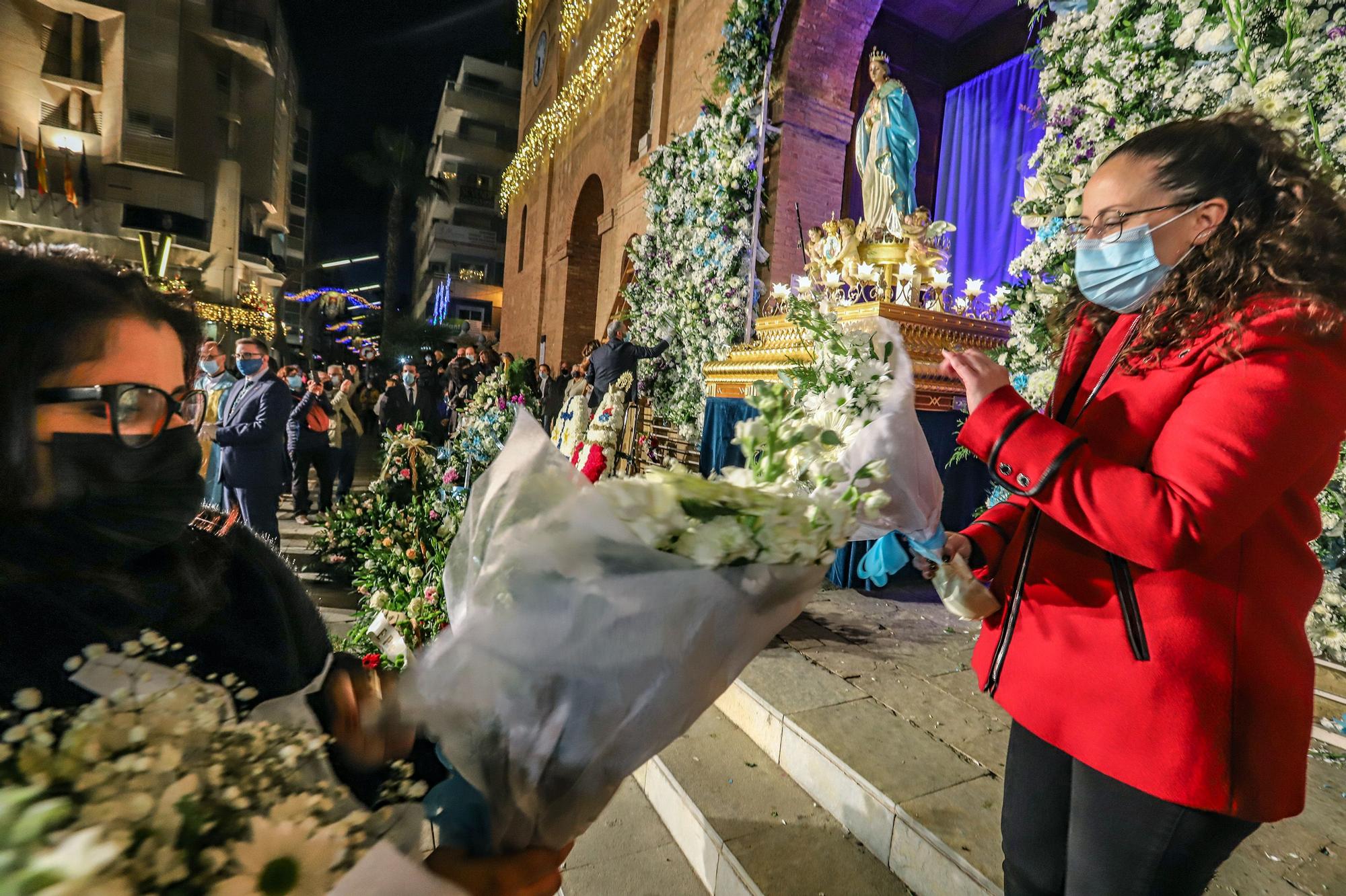 Torrevieja rinde homenaje a su patrona con una ofrenda floral