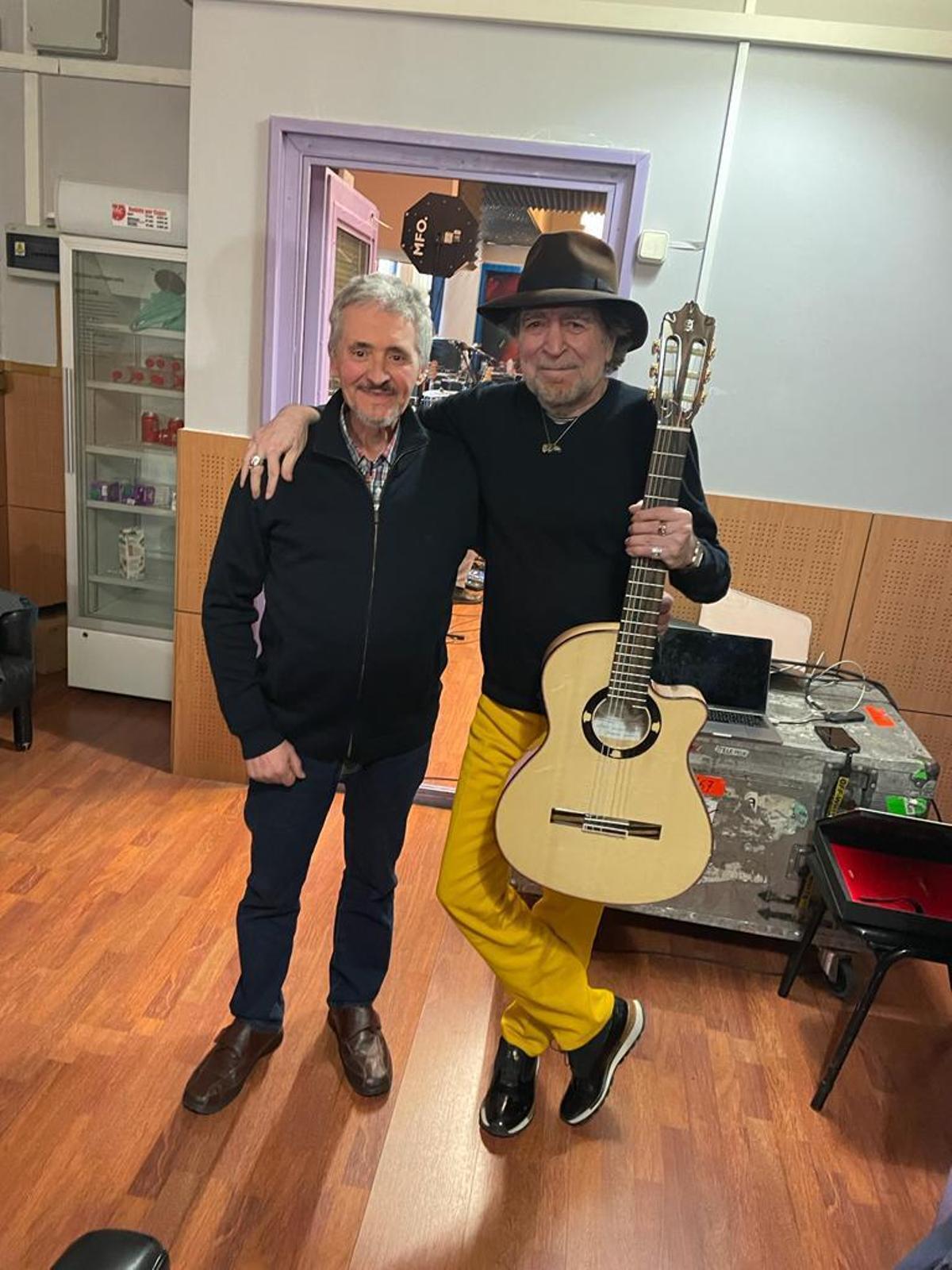 Sabina con el lutier de Alhambra en 2023, cuando le entregaron las primeras dos guitarras personalizadas